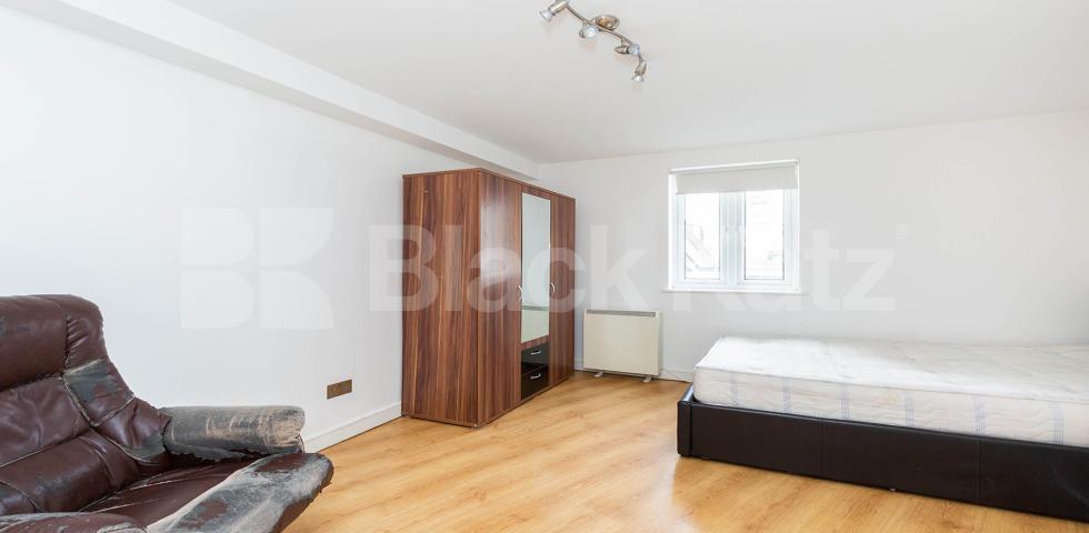 			4 Bedroom, 1 bath, 1 reception Flat			 Criterion Mews, UPPER HOLLOWAY 
